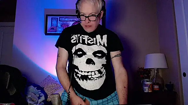 Snapshot of Snarfle82 chatting on 23, 11, 2025 Snarfle82 online show from 23, 11, 2025