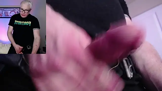 Snapshot of Snarfle82 chatting on 18, 11, 2025 Snarfle82 online show from 18, 11, 2025