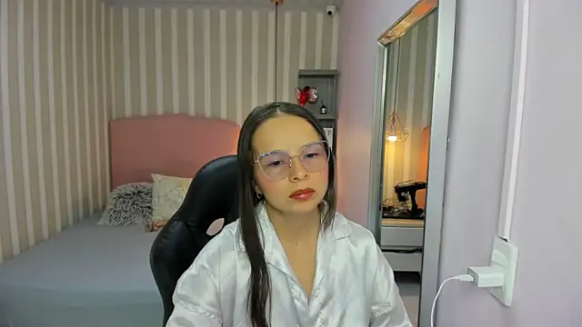 LORELAIGIVEN online show from 18, 9, 2025