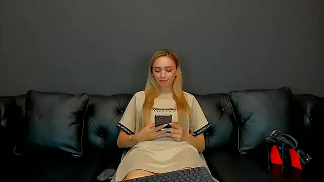 HaleySweet18 online show from 24, 6, 2026