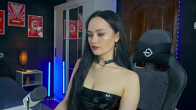 QueenAliss online show from 10, 11, 2025