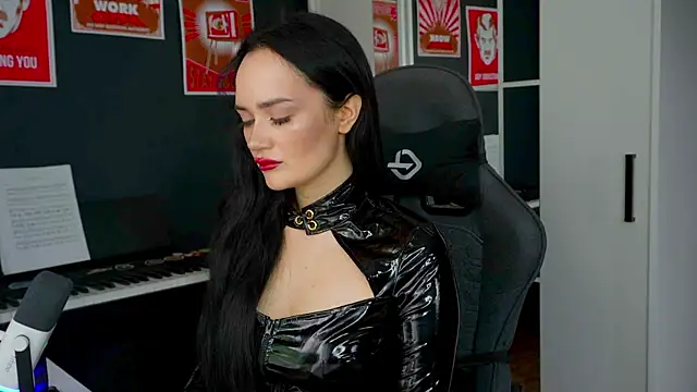 QueenAliss online show from 13, 9, 2025