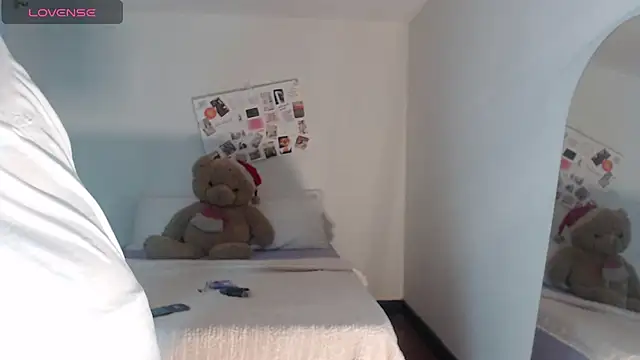 ValienteGirl  online show from 1, 12, 2025