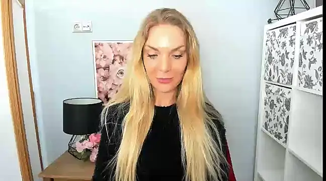 AulloraHoney online show from 28, 2, 2025