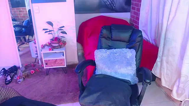 agnes blackmoree online show from 2, 4, 2026