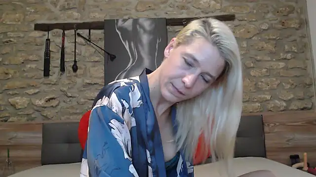 Snapshot of Naschkatze01 chatting on 17, 12, 2025 Naschkatze01 online show from 17, 12, 2025