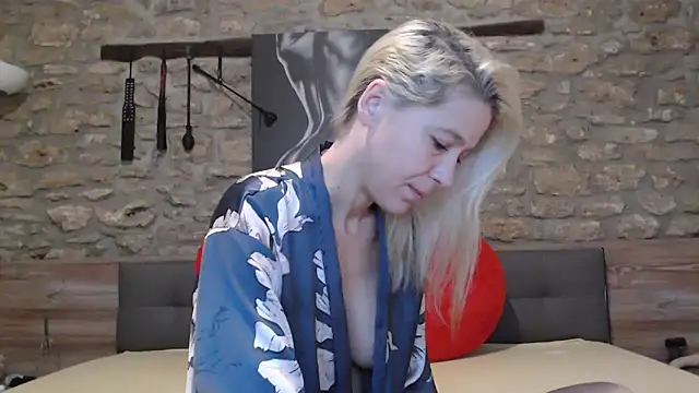 Snapshot of Naschkatze01 chatting on 23, 12, 2025 Naschkatze01 online show from 23, 12, 2025