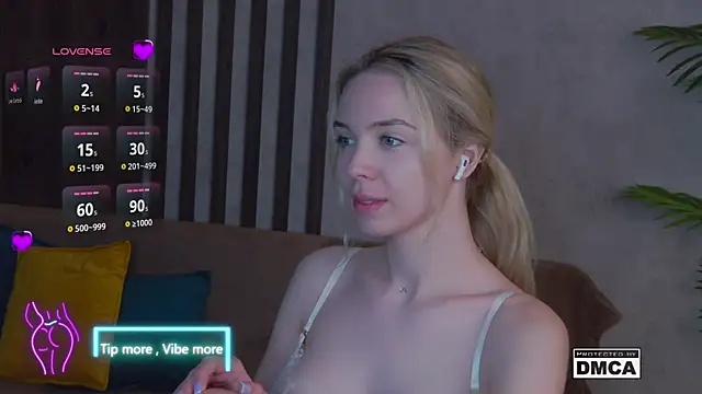 Snapshot of Holl1Would chatting on 18, 3, 2025 Holl1Would online show from 18, 3, 2025