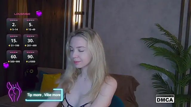 Snapshot of Holl1Would chatting on 18, 3, 2025 Holl1Would online show from 18, 3, 2025