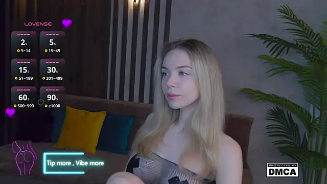 Snapshot of Holl1Would chatting on 21, 2, 2025 Holl1Would online show from 21, 2, 2025