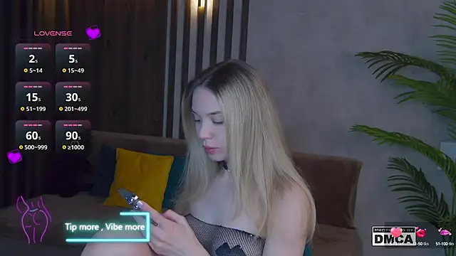 Snapshot of Holl1Would chatting on 2, 3, 2025 Holl1Would online show from 2, 3, 2025