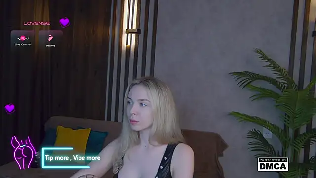 Snapshot of Holl1Would chatting on 12, 3, 2025 Holl1Would online show from 12, 3, 2025