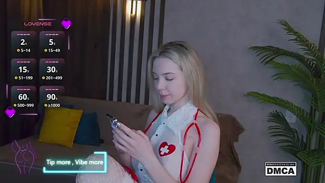 Snapshot of Holl1Would chatting on 14, 3, 2025 Holl1Would online show from 14, 3, 2025