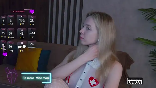 Snapshot of Holl1Would chatting on 14, 3, 2025 Holl1Would online show from 14, 3, 2025