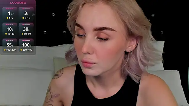 Snapshot of LianaFord chatting on 5, 10, 2025 LianaFord online show from 5, 10, 2025