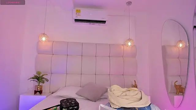 DanielleEvans  online show from 8, 11, 2025