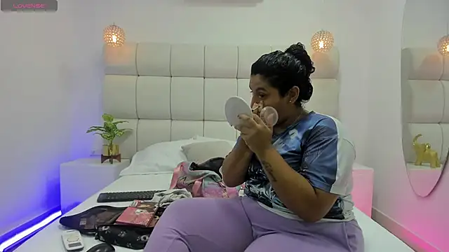 DanielleEvans  online show from 30, 11, 2025