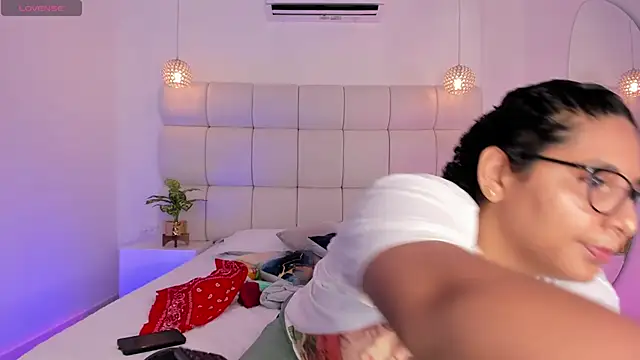 DanielleEvans  online show from 21, 11, 2025