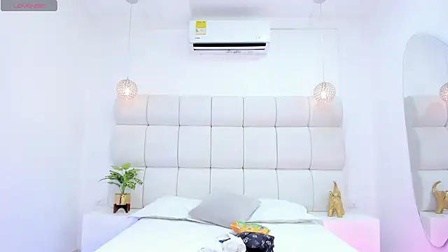 DanielleEvans  online show from 14, 11, 2025