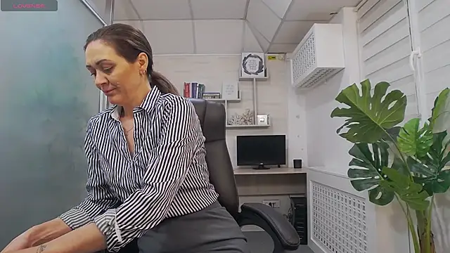 EllaMilf  online show from 3, 3, 2025