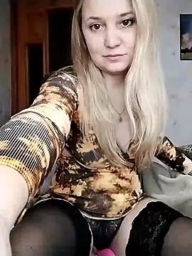 ImyoursLilu32 online show from 10, 1, 2026