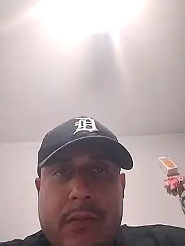 Snapshot of thickcocklatino chatting on 27, 10, 2025 thickcocklatino online show from 27, 10, 2025