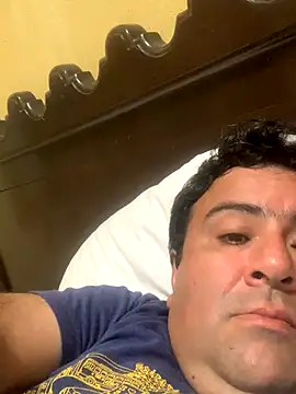 Snapshot of EmilianoGt chatting on 29, 10, 2025 EmilianoGt online show from 29, 10, 2025