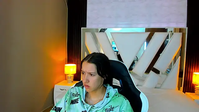 Linda4Petite online show from 2, 11, 2025