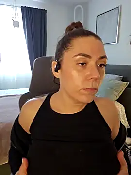 Ellie-L-Elizabeth online show from 6, 3, 2025