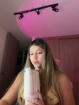 Snapshot of lunablossom_ chatting on 11, 5, 2026 lunablossom online show from 11, 5, 2026