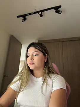 Snapshot of lunablossom_ chatting on 22, 5, 2026 lunablossom online show from 22, 5, 2026
