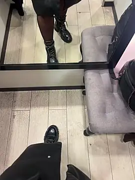 CrazzyChicks online show from 8, 10, 2025