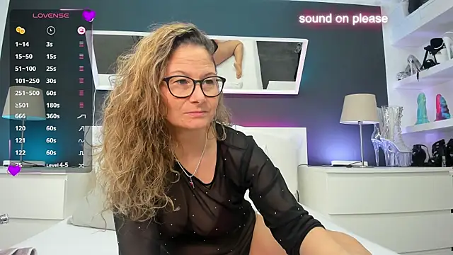 Snapshot of izzy-mendosa chatting on 17, 2, 2025 izzy-mendosa online show from 17, 2, 2025