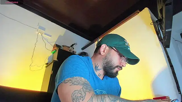 Snapshot of CamiloGray_ chatting on 4, 10, 2025 CamiloGray online show from 4, 10, 2025