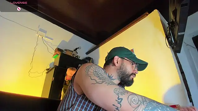 Snapshot of CamiloGray_ chatting on 13, 10, 2025 CamiloGray online show from 13, 10, 2025