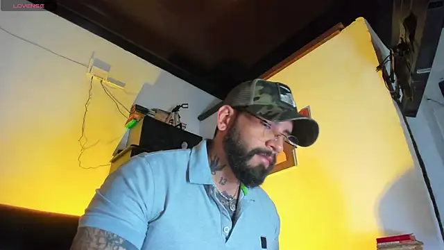 Snapshot of CamiloGray_ chatting on 22, 10, 2025 CamiloGray online show from 22, 10, 2025