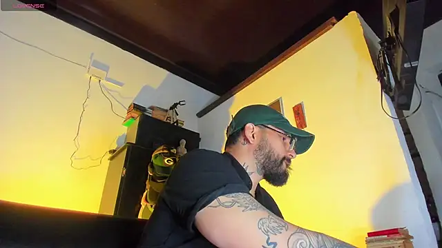 Snapshot of CamiloGray_ chatting on 10, 10, 2025 CamiloGray online show from 10, 10, 2025