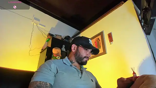 Snapshot of CamiloGray_ chatting on 18, 11, 2025 CamiloGray online show from 18, 11, 2025