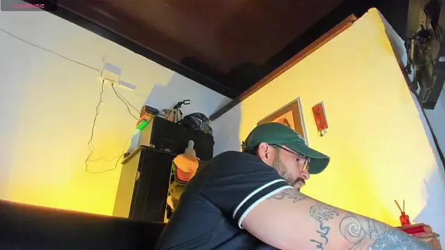 Snapshot of CamiloGray_ chatting on 10, 11, 2025 CamiloGray online show from 10, 11, 2025