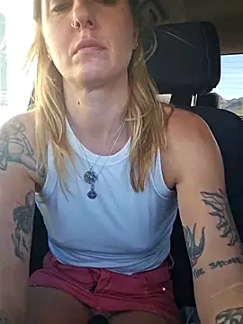 SheIsSomething online show from 22, 10, 2025