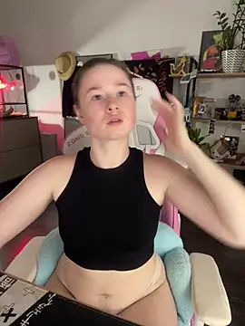 Snapshot of sweetest_pie chatting on 7, 6, 2026 sweetest pie online show from 7, 6, 2026