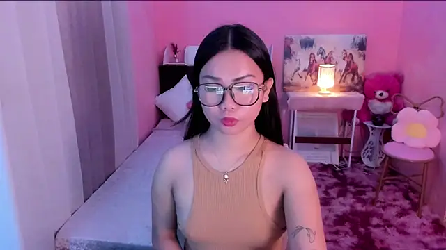 Snapshot of Vivorey_Leighn chatting on 4, 12, 2024 Vivorey Leighn online show from 4, 12, 2024