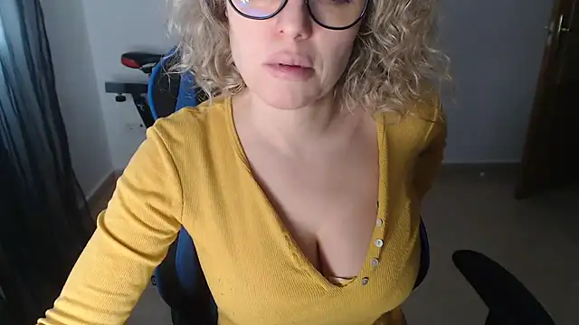 Snapshot of LARACRUZ30 chatting on 3, 2, 2026 LARACRUZ30 online show from 3, 2, 2026