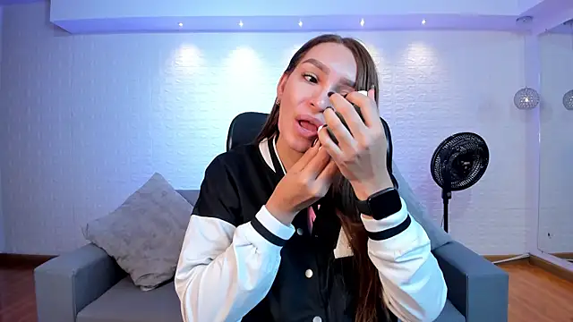 miataylorr1 online show from 10, 9, 2025