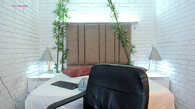 miataylorr1 online show from 17, 3, 2025