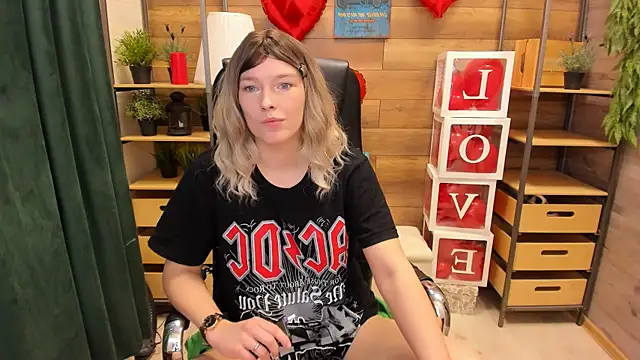  fiona Love online show from 17, 2, 2025