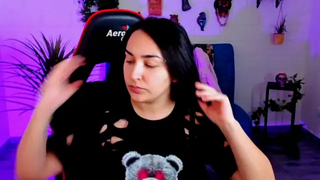 Snapshot of CeceliaJohnson chatting on 6, 11, 2025 CeceliaJohnson online show from 6, 11, 2025