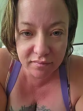 Snapshot of julimonroe chatting on 10, 7, 2026 julimonroe online show from 10, 7, 2026