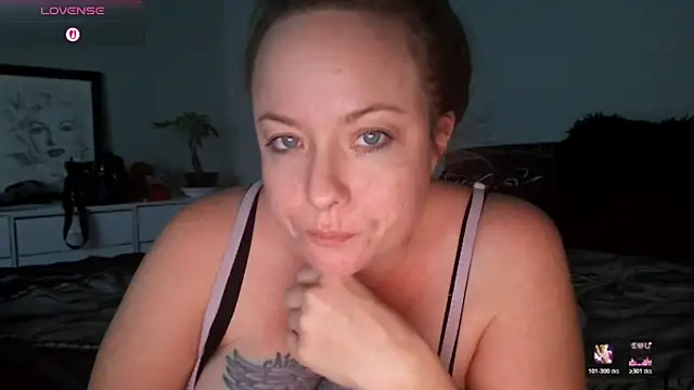 Snapshot of julimonroe chatting on 4, 2, 2026 julimonroe online show from 4, 2, 2026