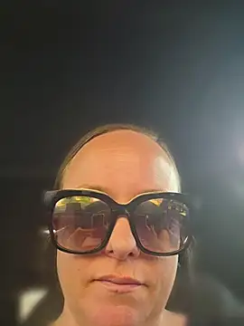 Snapshot of julimonroe chatting on 7, 7, 2026 julimonroe online show from 7, 7, 2026